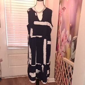 BloomChic Black and White Abstract Sleeveless Midi Dress